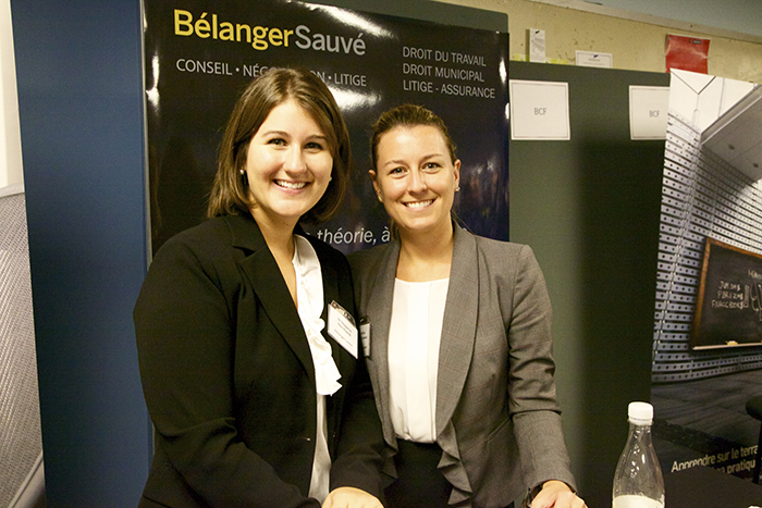À gauche, Me Marjorie Marchand de Bélanger Sauvé encourage les étudiants à venir aux kiosques.