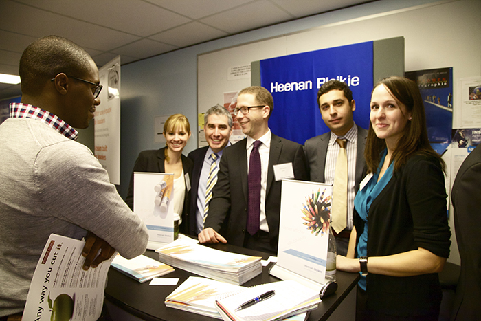 Pascal César s'entretient avec l'équipe de Heenan Blaikie.