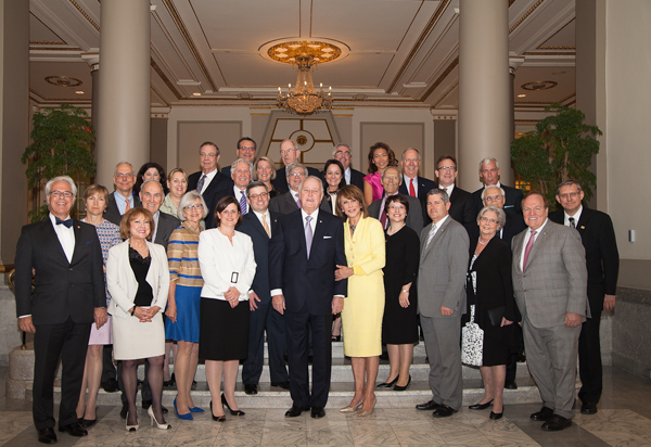 Les invités et membres de la table d'honneur du dîner présidentiel