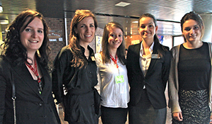 Des étudiantes posent en compagnie de deux représentantes d'Osler. De droite à gauche, Jolane T. Lauzon, Jessica Harding (Olser), Daphnée Thériault, Catherine Bleau (Osler) et Eva-Samuel Vachon.