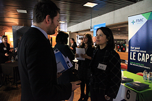 Me Marie-Noël Massicotte de FMC discute avec un étudiant.