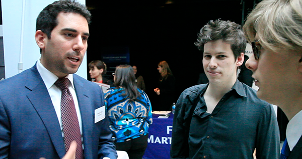 Brian Jonh Capogrosso de Norton Rose s'entretient avec deux étudiants.