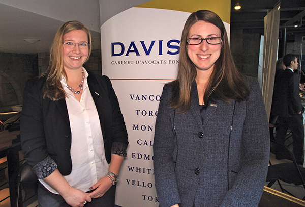 Le cabinet Davis recrute deux stagiaires cette année.